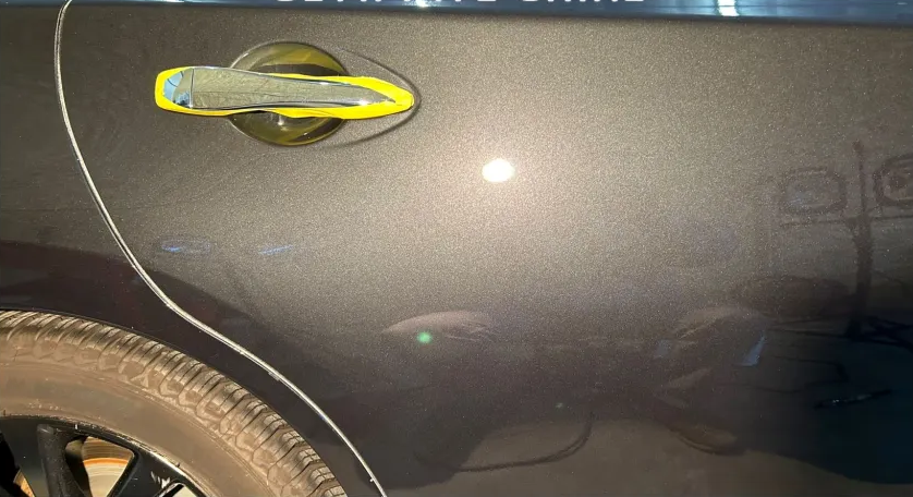 Auto vóór de detailingbehandeling